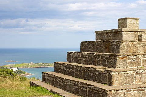 edifici de formigó gris, piràmide, passos, pedra, antic, històric, oceà, mar, arquitectura, història, Parc de la muntanya killiney, dublin, Irlanda, Costa, aigua, material de pedra, cap gent, a l'aire lliure, cel, vell, llocs de viatges, línia de costa, lloc famós, dia, núvol - cel, estructura construïda, horitzó sobre l’aigua, naturalesa, horitzó, paret, exterior de l'edifici, escenics - natura, el passat, bellesa a la natura, escena tranquil·la, paret de pedra, civilització antiga, 2K, CC0, domini públic, lliure de regalies