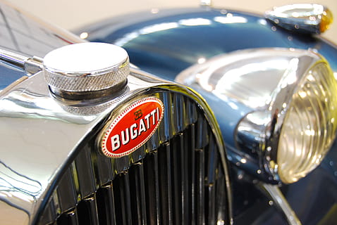 bugatti, oldtimer, klasyczny, pojazd, stary, nobel krusty, muzeum, wiek samochodu, reflektor, środek transportu, transport, tekst, pojazd lądowy, metal, samochód, skupić się na pierwszym planie, architektura, pojazd silnikowy, w stylu retro, zbliżenie, żadnych ludzi, dzień, sprzęt oświetleniowy, staromodny samochód, błyszczący, na dworze, odbicie, w kolorze srebrnym, chrom, 4K, CC0, domena publiczna, darmowe zdjęcia
