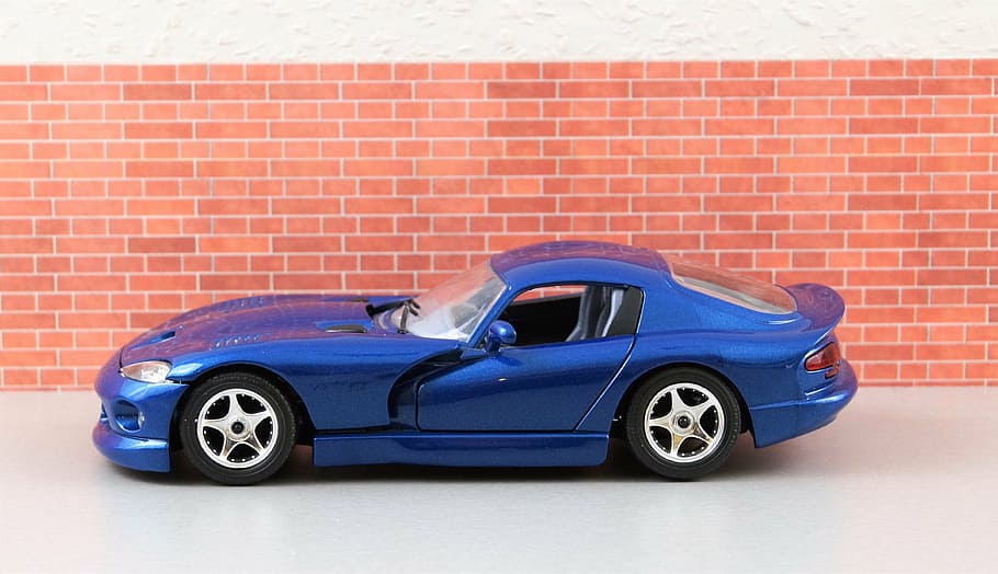 model de cotxe, escurçó, esquivar, model, automàtic, oldtimer, joguines, cotxe esportiu, vell, blau, esport de motor, vehicle, clàssic, automoció, cotxe, paret de maó, joguina, cursa esportiva, vermell, vista frontal, infància, velocitat, cotxe de carreres, automòbil, manera de transport, transport, maó, paret, cap gent, arquitectura, competició, còpia espai, a l'interior, roda, riquesa, garatge, luxe, 4K