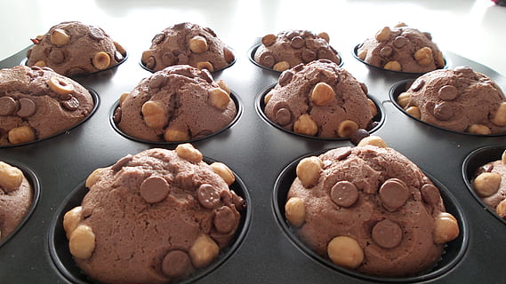Kekse, schwarz, Stahlblech, Muffin, Haselnüsse, Backen, Schokolade, lecker, Süss, Lebensmittel, Bäckerei, braun, Zucker, hausgemacht, Cupcake, köstlich, Essen und Trinken, Frische, Versuchung, Süßes Essen, Stillleben, Dessert, ungesunde Ernährung, Genuss, gebacken, fertig für den Verzehr, drinnen, Plätzchen, keine Leute, Nahansicht, Tabelle, High Angle View, Snack, Schokoladenkeks, Tablett, 4K, CC0, gemeinfrei, lizenzfrei