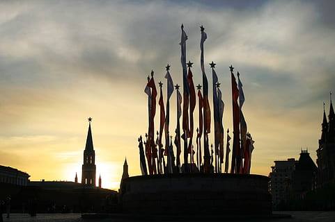tramonto, nuvole, luminoso, quadrato rosso, storico, tardo pomeriggio, bandiere del giorno della vittoria, Torre, silhouette, architettura, nuvola - cielo, struttura costruita, cielo, esterno dell'edificio, natura, destinazioni di viaggio, nessuno, storia, viaggio, il passato, costruzione, statua, città, Inquadratura dal basso, scultura, colore arancione, turismo, all'aperto, 1080P, CC0, dominio pubblico, privo di copyright