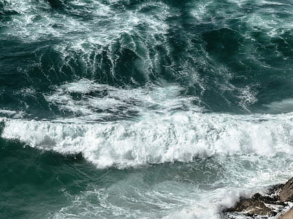 Ozeankraft, fließen, Meerwasserfotografie, Wellen, Surfen, Rau, windig, stürmisch, Felsen, Strand, Ozean, Tide, inspirierend, Hintergrund, Desktop, Tapete, Kontrast, Smaragd, Meer, Wasser, Bewegung, Schönheit in der Natur, Welle, Wassersport, Sport, Tag, Natur, Szenen - Natur, Ufergegend, Kraft in der Natur, draußen, Leistung, Fernbedienung, Land, High Angle View, fließendes Wasser, 4K, CC0, gemeinfrei, lizenzfrei