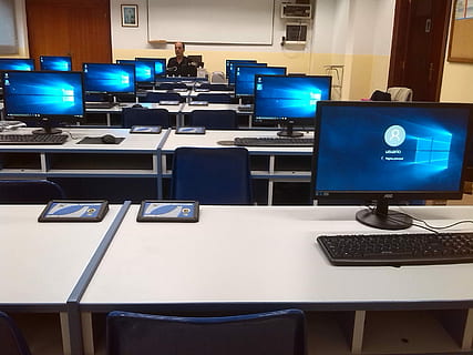 appartement, écran d'ordinateur, clavier, table, pc, sites Internet, ordinateur, salle de cours, étude, classe d'informatique, apprentissage, numérique, sience, La technologie, studio d'enregistrement, studio de télévision, téléviseur, moniteur d'ordinateur, siège, chaise, à l'intérieur, équipement informatique, absence, la communication, bureau, personne, ordinateur de bureau, meubles, lien, studio, vide, affaires, culture artistique et divertissement, 2K, CC0, domaine public, libre de droits