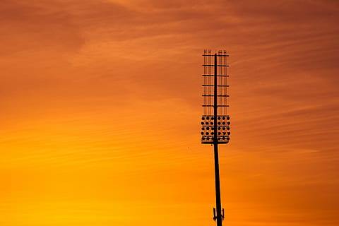 Sonnenuntergang, Licht, Lichtsystem, Stadionbeleuchtung, Lampe, Ausrüstung, Himmel, Wolken, Abend, Dämmerung, bunt, Orange, orange Farbe, keine Leute, draußen, Natur, Tag, Pool Queue, wolke - himmel, Kommunikation, die Architektur, gebaute Struktur, Schönheit in der Natur, Szenen - Natur, kopieren sie platz, Dramatischer Himmel, Kunst, Kultur und Unterhaltung, Silhouette, Ruhe, Sport, Technologie, 5K, CC0, gemeinfrei, lizenzfrei