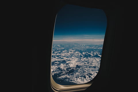 aéreo, Visão, montanha coberta de neve, voando alto, janela, montanha, janela do avião, voar, avião, vôo, veículo aéreo, vista aérea, olhando pela janela, avião comercial, céu, asa de avião, ar, viagem, azul, scenics, vigia, estratosfera, ninguém, acima, visão de alto ângulo, paisagem urbana, panorama, interior do veículo, vidro - material, transporte, transparente, modo de transporte, natureza, dia, dentro de casa, meio Ambiente, inverno, beleza na natureza, 5K, CC0, domínio público, royalty free