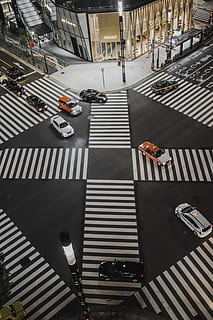 aèria, veure la foto, vehicles, creuar, carretera, cotxes, carrer, edifici, nit, Japó, pt, trànsit, intersecció, il·luminat, cotxe, escena urbana, transport, vida de ciutat, ciutat, gent, vista d’angle alt, passeig, marcatge de carreteres, ratlles, dia, pas de zebra, automòbil, manera de transport, marcatge, arquitectura, símbol, vehicle terrestre, signe, estructura construïda, exterior de l'edifici, a l'aire lliure, cap gent, 5K, CC0, domini públic, lliure de regalies