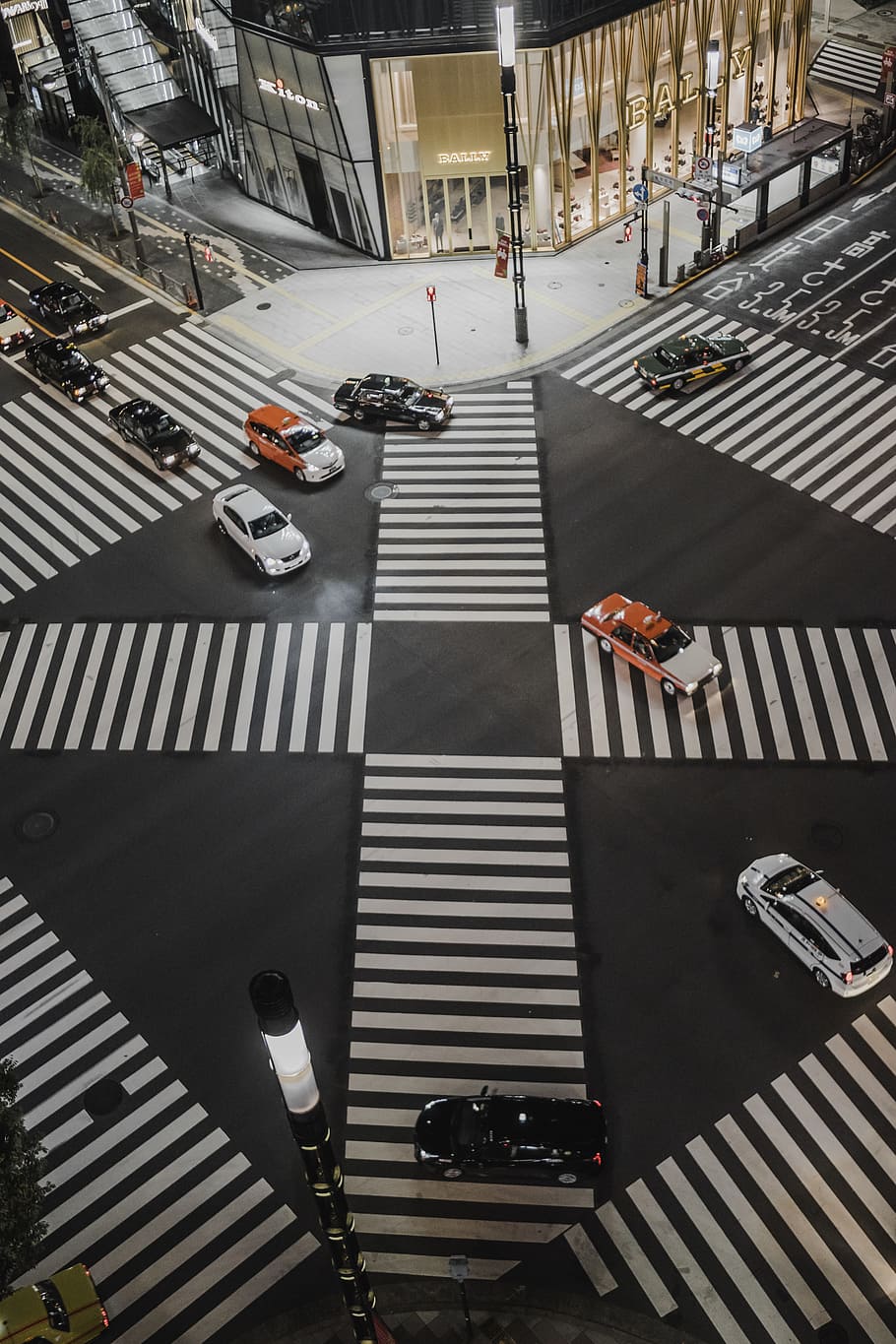 aèria, veure la foto, vehicles, creuar, carretera, cotxes, carrer, edifici, nit, Japó, pt, trànsit, intersecció, il·luminat, cotxe, escena urbana, transport, vida de ciutat, ciutat, gent, vista d’angle alt, passeig, marcatge de carreteres, ratlles, dia, pas de zebra, automòbil, manera de transport, marcatge, arquitectura, símbol, vehicle terrestre, signe, estructura construïda, exterior de l'edifici, a l'aire lliure, cap gent, 5K