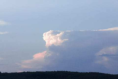 núvol, cel, blau, vermell, rosa, línia de turbulències, naturalesa, temps, escenics, a l'aire lliure, núvol - cel, bellesa a la natura, medi ambient, cap gent, paisatge, escenics - natura, cloudscape, dia, tranquil·litat, escena tranquil·la, còpia espai, cumulonimbus, cel dramàtic, a dalt, suavitat, meteorologia, 4K, CC0, domini públic, lliure de regalies