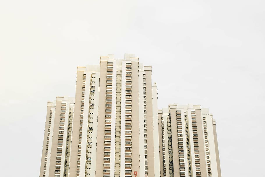 baix, foto d'angle, beix, de gran alçada, edifici, ennuvolat, cel, durant el dia, lluny, foto, alt, pujar, edificis, arquitectura, estructura, gratacels, desenvolupament, ciutat, apartament, modern, paisatge urbà, descobriment, vida de ciutat, horitzó urbà, exterior de l'edifici, estructura construïda, exterior d’edifici d’oficines, alta - alta, barri residencial, cap gent, torre, industria de la construcció, còpia espai, indústria, 5K
