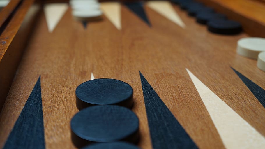 backgammon, joc de taula, joc, cub, estratègia, cub, maleta de jocs, tauler de joc, material de fusta, jocs d’oci, èxit, escacs, a l'interior, primer pla, instrument musical, música, cap gent, enfocament selectiu, cultura i entreteniment artístic, forma, cercle, forma geomètrica, centrar-se en primer pla, equipament musical, natura morta, art i artesania, grup d'objectes, color negre, taula, vista d’angle alt, 5K