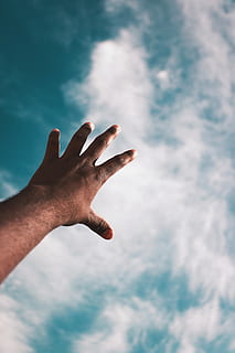 Person, links, Hand, Luft, menschliche Hand, wolke - himmel, Himmel, menschliches Körperteil, eine Person, echte Menschen, Natur, Körperteil, Flachwinkelansicht, Tag, Lebensstile, nicht erkennbare Person, draußen, menschlicher Finger, Fokus auf den Vordergrund, erreichen, Finger, Männer, menschliches Glied, 5K, CC0, gemeinfrei, lizenzfrei