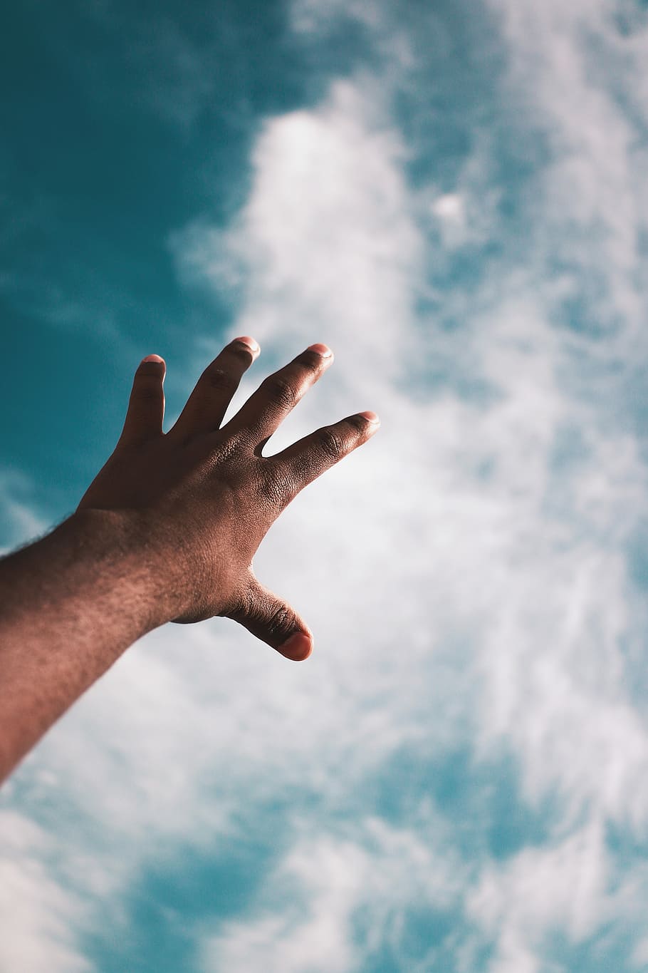 Person, links, Hand, Luft, menschliche Hand, wolke - himmel, Himmel, menschliches Körperteil, eine Person, echte Menschen, Natur, Körperteil, Flachwinkelansicht, Tag, Lebensstile, nicht erkennbare Person, draußen, menschlicher Finger, Fokus auf den Vordergrund, erreichen, Finger, Männer, menschliches Glied, 5K