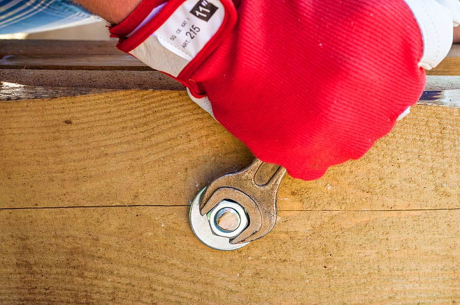 åben endenøgle, hånd, værktøj, skruenøgle, mekaniker, bedrift, skrue, metal, objekt, arbejde, udstyr, konstruktion, stål, holde, industri, arbejder, mekanisk, hardware, nøgle, industriel, reparation, metallisk, jern, service, human, beskæftigelse, maskine, han-, herrer, skinnende, rød, høj vinkel visning, ingen mennesker, træ - materiale, indendørs, stilleben, tæt på, bord, dag, hjerte form, natur, Brun, direkte over, nummer, sollys, gulve, form, 4K