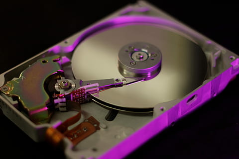 gris, difficile, disque, le disque dur, Les données, sauvegarde, espace de rangement, ordinateur, disque dur, La technologie, lien, science, santé et médecine, à l'intérieur, équipement informatique, partie informatique, équipement, fond noir, prise de vue en studio, fermer, personne, la communication, industrie, métal, mise au point sélective, disque compact, équipement électrique, 2K, CC0, domaine public, libre de droits