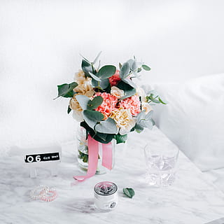 rosa, beige, blomster, gul, klar, glass vase midtpunktet, hvit, bord, bukett, bryllup, blomst, Rose blomst, kjærlighet, romanse, dekorasjon, feiring, ordning, studio skudd, livshendelser, ingen folk, hvit bakgrunn, blomstrende plante, anlegg, innendørs, natur, friskhet, vase, blomsterdekorasjon, skjønnhet i naturen, blomsterhodet, rose, skjørhet, stilleben, en haug med blomster, 2K, CC0, offentlig domene, opphavsrett gratis