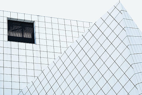 blanc, noir, pyramide, béton, bâtiment, architecture, Infrastructure, conception, extérieur du bâtiment, structure construite, la fenêtre, immeuble de bureaux, affaires, faible angle de vue, modèle, personne, ciel, moderne, clôture, journée, forme, ciel clair, Forme géométrique, frontière, la nature, verre - matériel, barrière, métal, en plein air, composite numérique, extérieur d'immeuble de bureaux, 5K, CC0, domaine public, libre de droits