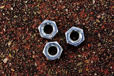 Allen, noccioline, bullone esagonale, materiale da costruzione, argento, metallo, vista dall'alto, nessuno, natura morta, avvicinamento, foglia, direttamente sopra, giorno, parte vegetale, natura, modificare, autunno, dado - chiusura, all'aperto, arrugginito, cibo e bevande, terra, abbandonato, color argento, ruota, 5K, CC0, dominio pubblico, privo di copyright