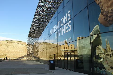 Marseille, mucem, muzeum, architektura, stavba, exteriér budovy, den, Příroda, nebe, odraz, slunečního světla, budova, sklo - materiál, skutečných lidí, město, text, sdělení, nástěnný prvek, nízký úhel pohledu, muži, venku, životního stylu, kancelář, kancelářská budova exteriér, 5K, CC0, veřejná doména, bez autorských práv