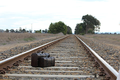 valigia, casi, treno, brani, ferrovia, trasporto ferroviario, traccia, albero, pianta, mezzi di trasporto, cielo, direzione, la strada davanti, giorno, natura, nessuno, prospettiva decrescente, punto di fuga, metallo, modo di trasporto, scena non urbana, all'aperto, legame ferroviario, terra, lungo, 5K, CC0, dominio pubblico, privo di copyright