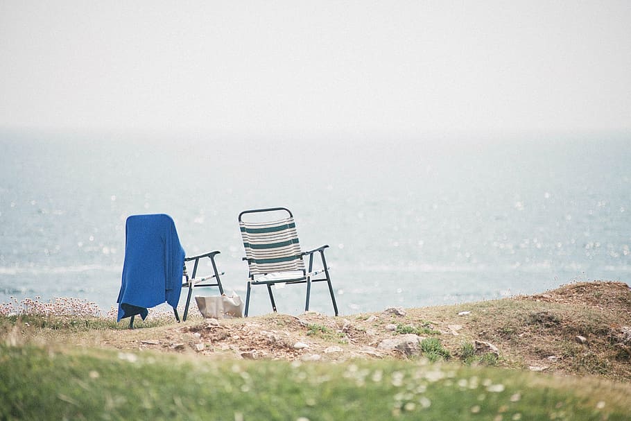dos, blanc, cadires, amb vistes, mar, oceà, vista, cel, núvols, paisatge, herba, pícnic, tovallola, Riba, viatjar, viatge, aventura, relaxa't, cadira, platja, cadira plegable, tranquil·litat, seient, sorra, horitzó sobre l’aigua, relaxació, cadira exterior, aigua, naturalesa, terra, absència, còpia espai, bellesa a la natura, escena tranquil·la, buit, assegut, vista del darrere, plegable, a l'aire lliure, butaca, 5K