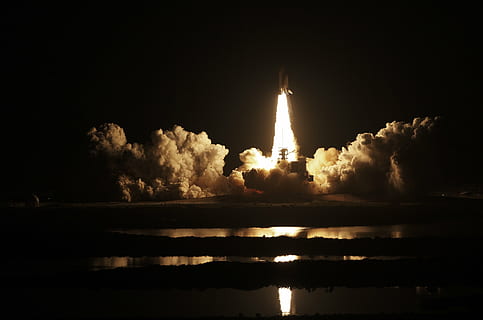 foto, lanzamiento, cohete, despegar, noche, reflexión, transbordador espacial, descubrimiento, astronave, cielo, nubes, despegue, escape, misión, tecnología, vuelo, astronautas, nasa, agua, naturaleza, mar, arquitectura, nadie, iluminado, exploración espacial, al aire libre, oscuro, estructura construida, nube - cielo, fuego, luz - fenómeno natural, copia espacio, fuego - fenómeno natural, contaminación, 2K, CC0, dominio público, libre de derechos