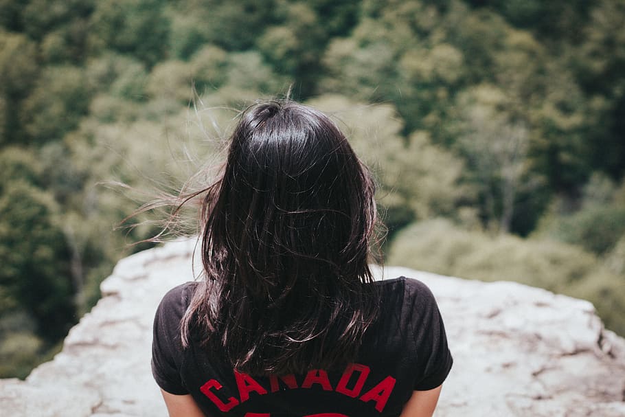 dona, negre, superior, al costat, penya-segat de muntanya, durant el dia, camisa de canada, muntanya, dona de negre, Canadà, samarreta, a l'aire lliure, dones, naturalesa, dia, gent, femelles, vista del darrere, una persona, tirada al cap, persones reals, activitat d'oci, pentinat, cabell, estils de vida, centrar-se en primer pla, cabell llarg, adult, retrat, roba casual, cintura cap amunt, cabell negre, cabell humà, 5K
