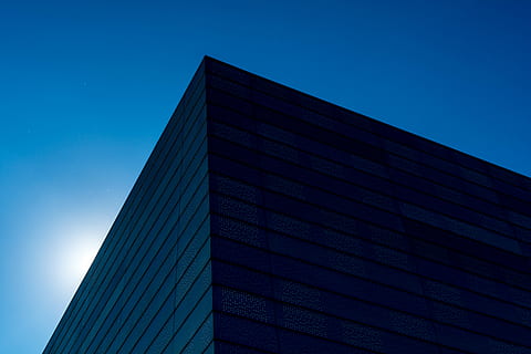 edificio in cemento nero, nero, calcestruzzo, costruzione, architettura, struttura costruita, esterno dell'edificio, blu, moderno, edificio per uffici, grattacielo, cielo, scena urbana, architettura ed edifici, attività commerciale, finestra, città, vetro - materiale, riflessione, Torre, facciata, astratto, edificio per uffici esterno, cielo sereno, ufficio, Inquadratura dal basso, natura, nessuno, modello, all'aperto, giorno, 5K, CC0, dominio pubblico, privo di copyright