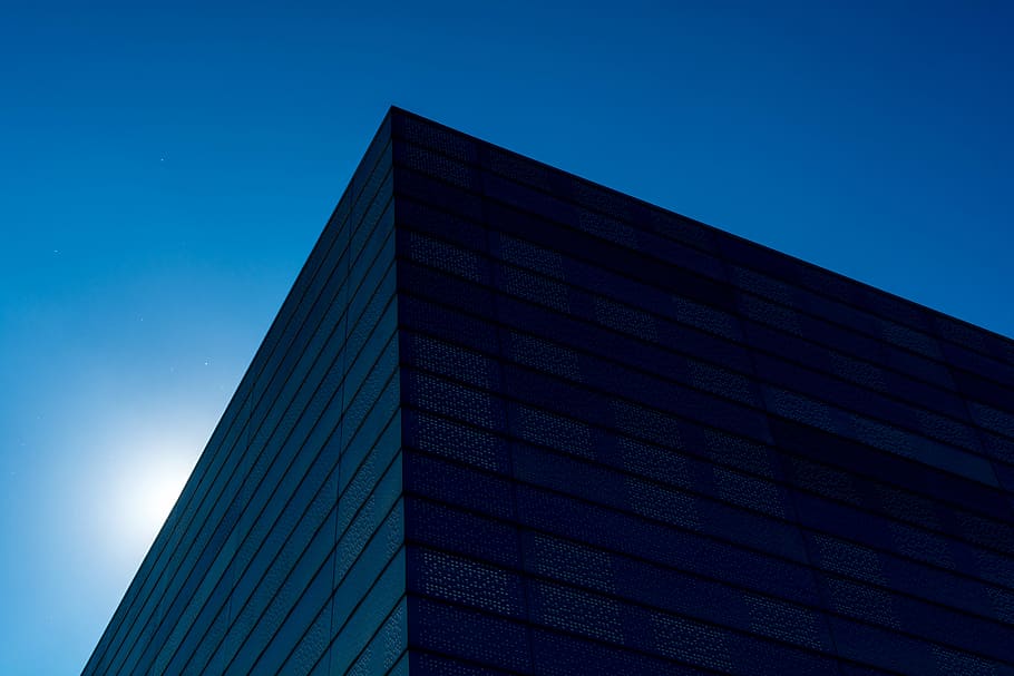 edifici de formigó negre, negre, concret, edifici, arquitectura, estructura construïda, exterior de l'edifici, blau, modern, edifici d'oficines, gratacels, cel, escena urbana, arquitectura i edificis, negocis, finestra, ciutat, vidre - material, reflexió, torre, façana, resum, exterior d’edifici d’oficines, cel clar, oficina, vista d’angle baix, naturalesa, cap gent, patró, a l'aire lliure, dia, 5K