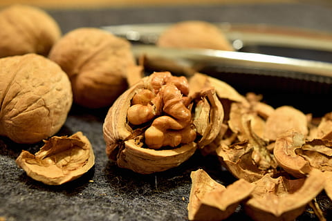 esquerdat, noguera, negre, superfície, nous, fruits secs, berenar, proteïna, marró, crua, saludable, menjar, nou - aliments, primer pla, orgànic, closca de nou, material de fusta, llavor, fruita, sec, naturalesa, menjar i beguda, frescor, natura morta, alimentació saludable, benestar, nou, enfocament selectiu, cap gent, a l'interior, taula, ingredient, centrar-se en primer pla, gran grup d'objectes, preparació, safata, temptació, 5K, CC0, domini públic, lliure de regalies