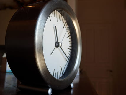 ur, tid, time, minut, sekund, alarm, timeren, timer, minutter, sekunder, tidsmåler, påmindelse, indendørs, tæt på, træ - materiale, ingen mennesker, bord, nummer, enkelt objekt, antik, afspejling, metal, retro stylet, fokus på forgrunden, stilleben, nøjagtighed, teknologi, geometrisk form, cirkel, uret ansigt, minut hånd, luksus, 4K, CC0, offentligt domæne, royaltyfrie
