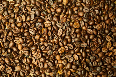 Kaffeebohnen, Kaffee, Ader, Samen, Kerne, Tabelle, guten Morgen, Ernährung, Morgen, braun, aufwachen, Küche, Lebensmittel, Fotografie, Holz, Espresso, Essen Foto, Cappuccino, Koffein, Foto, Makro, Hintergrund, Latté, Cafe, Kolumbien, frisch, gesunder Lebensstil, Frühstück, duftend, Nahansicht, Produktfoto, Holzfaserplatten, Detail, Textur, Muster, Hintergründe, niemand, abstrakt, Detailaufnahmen, Dekor, Farbbild, Motiv, Natur, kopieren sie platz, horizontal, keine Leute, selektiver Fokus, lebendige Farbe, Zusammensetzung, wunderschönen, Essen und Trinken, Kaffee trinken, Vollbild, Fülle, geröstete Kaffeebohne, Frische, Getränk, Stillleben, große gruppe von gegenständen, drinnen, Sammlung, Kaffeebohne, Erfrischung, geröstet, 5K, CC0, gemeinfrei, lizenzfrei