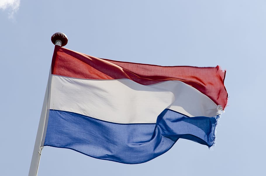 wehende Landesflagge, niederländische Flagge, rot Weiß Blau, Flagge, rot, Weiß, Blau, Niederländisch, Niederlande, Holland, National, Symbol, Land, Nation, Banner, europäisch, patriotisch, Wind, Himmel, wehende Fahne, Patriotismus, weiße Farbe, keine Leute, Umgebung, winken, Flachwinkelansicht, Stolz, Natur, Tag, Textil-, Emotion, kopieren sie platz, klarer Himmel, gestreift, nationale Ikone, Unabhängigkeit, 4K