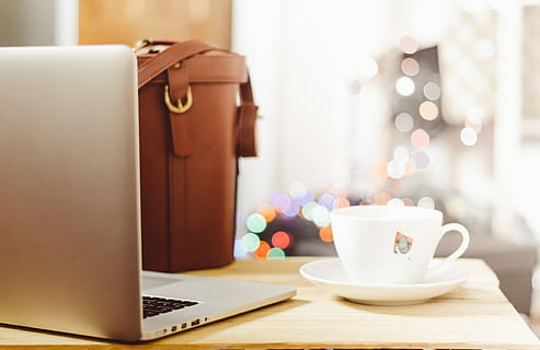 šedá, laptop, vedle, šálek, bg, stříbrný přenosný počítač, bílý, keramický, podšálek, práce, čaj, bokeh, pracovního prostoru, kožená taška, pohár, Taška, džbánek, počítač, šálek čaje, lavice, káva, mac, kopí, bezdrátové technologie, technologie, sdělení, stůl, spojení, kávový šálek, napít se, uvnitř, jídlo a pití, káva - nápoj, Internet, nábytek, nikdo, zaměřit se na popředí, počítačová síť, nádobí, 4K, CC0, veřejná doména, bez autorských práv