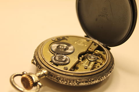 ur, minutter, time, sekund, ure, tid, holde øje, lommeur, antik, tæt på, urværk, studio skud, nøjagtighed, tidsinstrument, metal, guld, guldfarvet, ingen mennesker, indendørs, rigdom, forretning, udstyr, gammel, sølvfarvet, luksus, 4K, CC0, offentligt domæne, royaltyfrie