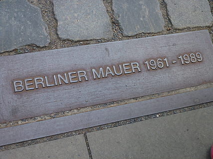monumento, memoria, muro di Berlino, Berlino, Germania divisa, ddr, Germania dell'est, Germania dell'Ovest, testo, comunicazione, nessuno, giorno, avvicinamento, all'aperto, sceneggiatura occidentale, vista dall'alto, lettera maiuscola, cartello, informazione, sentiero, segno di informazione, strada, marciapiede, copione, sceneggiatura non occidentale, solido, materiale lapideo, architettura, Messaggio, 4K, CC0, dominio pubblico, privo di copyright