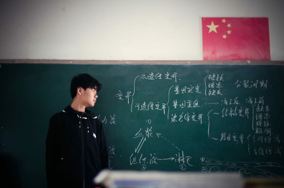 major, alt, estudiant d’escola, home, de peu, pissarra, persona, escola, escriure, estudiar, retrat, Perfil, estudiant, Xina, mira, tasca, treball, pensar, a l'interior, aula, educació, fórmula, adult jove, aprenentatge, una persona, cintura cap amunt, matemàtiques, homes, concentració, adult, roba casual, vermell, adolescent, contemplació, complexitat, nois adolescents, 4K