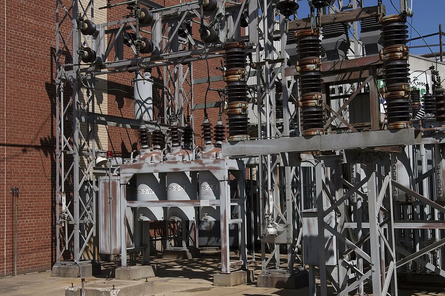 produzione di energia, switchyard, elettricità, trasformatori, trasduttori, sedia, in casa, nessuno, industria, giorno, struttura costruita, architettura, posto a sedere, preparativi, tavolo, costruzione, esterno dell'edificio, legno - materiale, grande gruppo di oggetti, assenza, arte e artigianato, luce del sole, ordine, metallo, vuoto, all'aperto, ambientazione, 2K