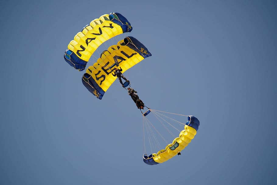paracaigudisme, cel, núvols, fora, persona, colorit, recreació, esports, paracaigudista, Esports extrems, volant, esport, blau, groc, perill, risc, cap gent, dia, naturalesa, paracaigudes, a l'aire, activitat d'oci, aventura, cel clar, vista d’angle baix, vacances, viatge, a l'aire lliure, penjant, comunicació, llibertat, 2K