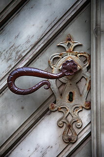handvat, fitting, metaal, oud, invoer, deur-, deurklink, deurslot, ornament, hout, kasteel, voordeur, deurknop, dichtbij, vijzel, deur hardware, listig, decoratief, roestvrij, antiek, verroeste, verweerde, openbaar register, structuur, roestig, corrosie, ijzer, architectuur, geïsoleerd, Ingang, deur klopper, geen mensen, detailopname, hout - materiaal, knop, dag, veiligheid, kunst en ambacht, bescherming, ontwerp, dierlijke representatie, creativiteit, ambacht, buitenshuis, overladen, bloemenpatroon, 5K, CC0, publiek domein, royaltyvrij