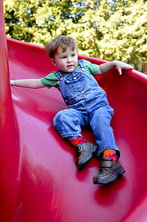 glijbaan, spelen, park, volledige lengte, speelplaats, een persoon, kinderjaren, dag, kind, casual kleding, onschuld, vooraanzicht, rood, echte mensen, vrijetijdsbesteding, wegkijken, schattig, slide - speel apparatuur, jongens, levensstijlen, buitenshuis, outdoor speeltoestellen, 4K, CC0, publiek domein, royaltyvrij