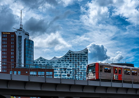 tog, løb, jernbane, bygninger, dagtimerne, bygning, grå, himlen maleri, Elbphilharmonie, hamburg, himmel, Sky, skyskraber, by-, urban scene, arkitektur, by, bygget struktur, bygning udvendig, bybilledet, by skyline, byliv, sky - himmel, udendørs, berømte sted, england, uk, arkitektur og bygninger, London, England, tog - køretøj, moderne, kontorbygning udvendig, natur, transportmidler, rød, rejsemål, dag, tårn, ingen mennesker, kontor, glas - materiale, 5K, CC0, offentligt domæne, royaltyfrie