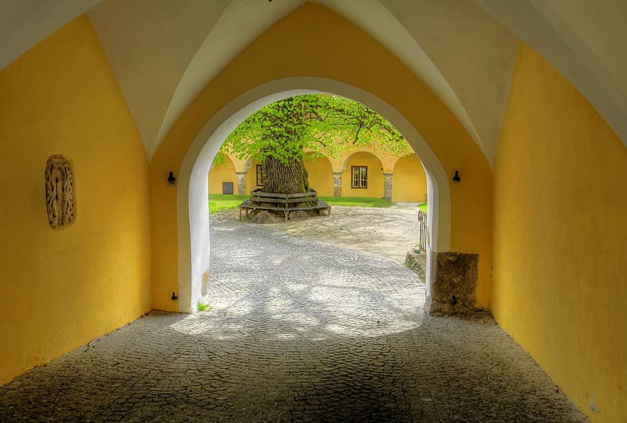 mål, pen, kloster, input, passage, hal, religion, linde, træ, østrig, bue, indendørs, arkitektur, gul, bygget struktur, ingen mennesker, bygning, vejen frem, retning, dag, tom, arkade, indgang, natur, sti, dør, plante, murbygningsfunktion, korridor, sollys, loft, arkitektoniske kolonne, buet, lang, gyde, 2K