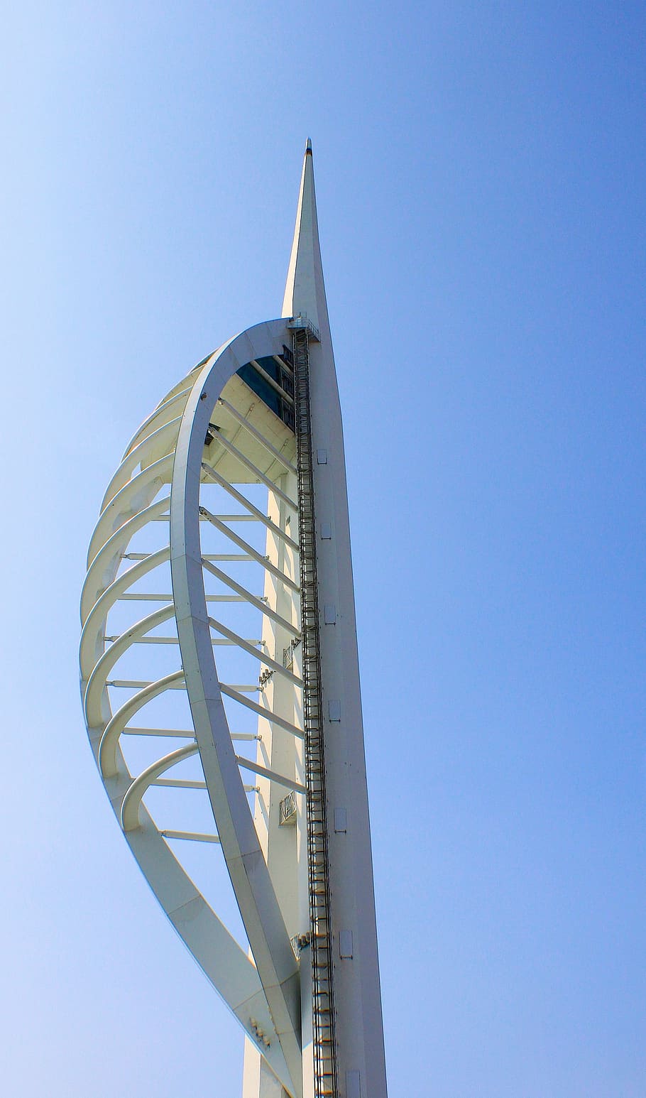 spinnaker, torre, alt, edifici, referència, portsmouth, hampshire, Anglaterra, UK, Regne Unit, arquitectura, acer, estructura, turisme, atracció, cel, cel clar, vista d’angle baix, estructura construïda, naturalesa, blau, dia, cap gent, metall, còpia espai, a l'aire lliure, llum solar, exterior de l'edifici, viatjar, escultura, alta - alta, tecnologia, 4K