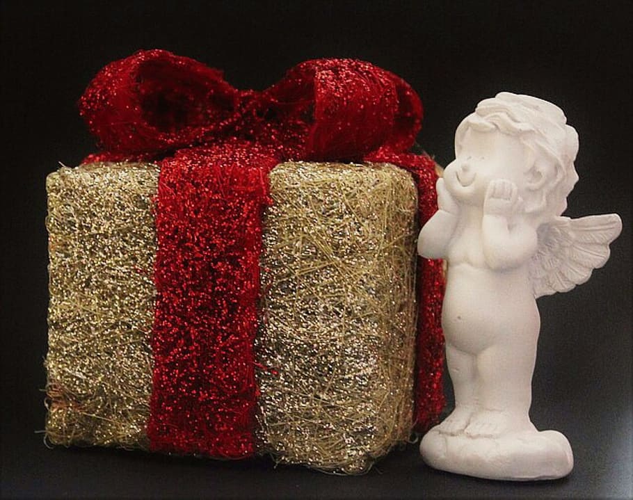 Engel, Überraschung, verpackt, Gold, Geschenk, rot, Weihnachten, Verpackung, Schleife, Weihnachtszeit, süß, Dekoration, Spielzeug, Feier, keine Leute, Studioaufnahme, Nahansicht, drinnen, schwarzer Hintergrund, Kunst und Handwerk, Stillleben, Skulptur, Süßes Essen, Darstellung, menschliche Darstellung, Süss, einzelnes Objekt, Kreativität, Statue, weiße Farbe, Dessert, Lebensmittel, Essen und Trinken, 1080P