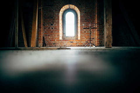 Low-Angle-Foto, Beton, Wand, Fenster, schwarz, Musik-, Stand, Vorderseite, braun, Ziegelwand, Bogen, Backstein, Licht, Schmutz, Staub, nora, Schweden, launisch, Farbe, Innen-, Stimmung, die Architektur, gebaute Struktur, drinnen, Geschichte, Tag, Gebäude, keine Leute, die Vergangenheit, Sonnenlicht, alt, Anbetungsstätte, verlassen, Religion, selektiver Fokus, Oberflächenniveau, 5K, CC0, gemeinfrei, lizenzfrei