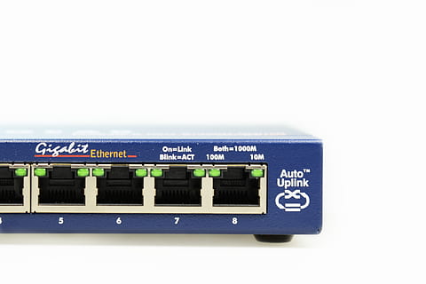 zavřít, fotografie, modrý, auto, uplink, gigabit, ethernet, přepínač, rozbočovač, síť, to, distributor, nsa, čip, součástka, web, správa, spojení, ks, Internet, zpracování dat, monitorování, patch kabel, procesor, data, nepořádek, lan, makro, síťové kabely, sdělení, text, západní skript, studio shot, uvnitř, bílé pozadí, nikdo, kopie prostor, technologie, bezdrátové technologie, detail, vystříhnout, jeden objekt, počítačová síť, stálý život, zpráva, 2K