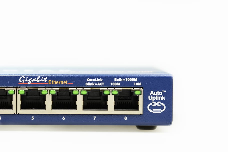zavřít, fotografie, modrý, auto, uplink, gigabit, ethernet, přepínač, rozbočovač, síť, to, distributor, nsa, čip, součástka, web, správa, spojení, ks, Internet, zpracování dat, monitorování, patch kabel, procesor, data, nepořádek, lan, makro, síťové kabely, sdělení, text, západní skript, studio shot, uvnitř, bílé pozadí, nikdo, kopie prostor, technologie, bezdrátové technologie, detail, vystříhnout, jeden objekt, počítačová síť, stálý život, zpráva, 2K