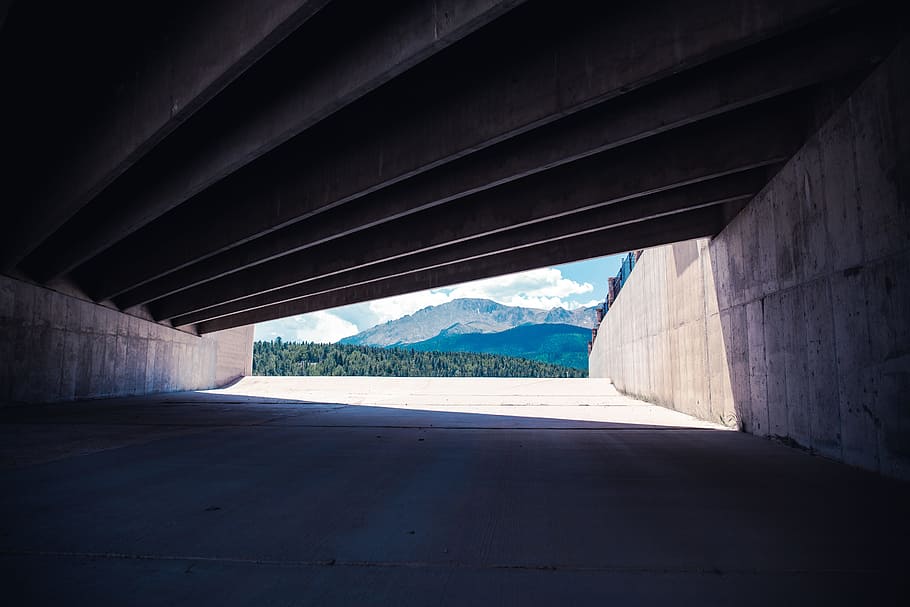 Foto, grå, beton, pathway, tunnelvej, dagtimerne, overløbskant, spids, tunnel, indrammet, bjerg, skygge, hovedvej, vej, bro - menneskeskabt struktur, arkitektur, transportmidler, forsvindingspunkt, ingen mennesker, gade, asfalt, multiple lane motorvej, bygget struktur, forbindelse, flod, bro, dag, natur, vejen frem, retning, sollys, vand, udendørs, arkitektoniske kolonne, himmel, lang, 5K