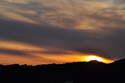 silhuet bjerg, gylden, time, baggrundsbelyst, skyer, mørk, daggry, dramatisk, skumring, aften, landskab, lys, bjerg, natur, udendørs, naturskøn, silhuet, himmel, storm, sol, solopgang, solnedgang, rejse, træer, sky - himmel, scenics - natur, skønhed i naturen, ro, rolig scene, miljø, ingen mennesker, orange farve, idyllisk, dramatisk himmel, træ, ikke-urbane scene, romantisk himmel, 4K, CC0, offentligt domæne, royaltyfrie