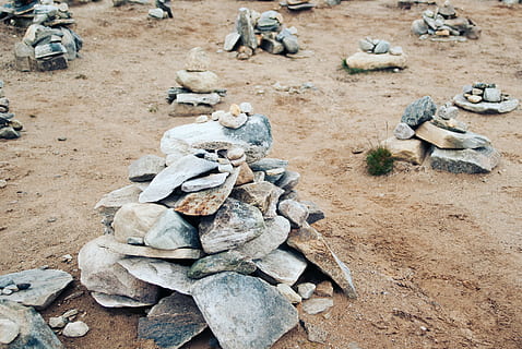 kopce w norwegii, kopce, Norwegia, przedmioty, lokalizacje podróży, na dworze, plaża, Natura, żadnych ludzi, dzień, piasek, wylądować, wysoki kąt widzenia, pole, solidny, skała, stos, kamień - przedmiot, rock - obiekt, duża grupa obiektów, zwierzęca przyroda, grupa zwierząt, zwierzęta na wolności, zwierzę, obfitość, 2K, CC0, domena publiczna, darmowe zdjęcia